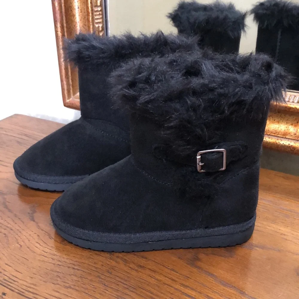 New toddler girls black boots with faux fur.  Size 9.  The Children’s Place.